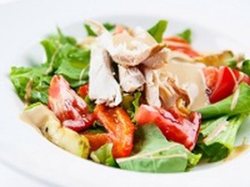 Салат с копченым цыпленком и овощами - Фото