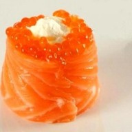 Суши с икрой лосося Фото