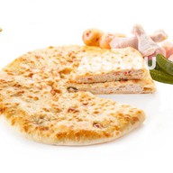 Фирменный пирог с курицей, картофелем Фото