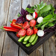 Ассорти из свежих овощей и трав Фото