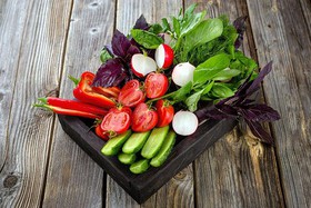 Ассорти из свежих овощей и трав - Фото