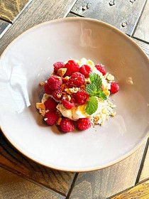 Безе с заварным кремом и  ягодами - Фото