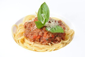 Спагетти болоньеза с мясным рагу - Фото
