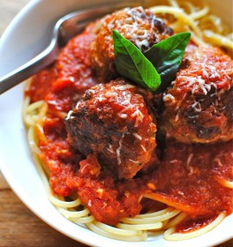 Говядина со спагетти в томатном соусе - Фото