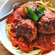 Говядина со спагетти в томатном соусе Фото