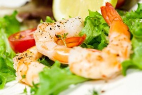 Теплый салат с морепродуктами - Фото