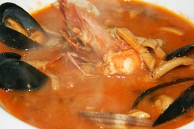 Рыбный суп с морепродуктами - Фото