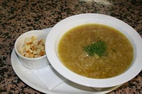 Луковый суп с гренками - Фото
