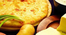 Пирог с картофелем и зеленым луко - Фото