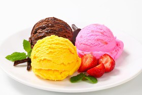 Мороженое с фруктами и топпингом - Фото
