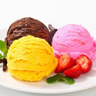 Мороженое с фруктами и топпингом Фото