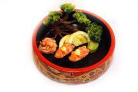 Гун-кан из лосося с острым соусом - Фото