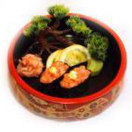 Гун-кан из лосося с острым соусом Фото