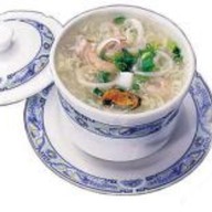 Традиционный суп из морепродуктов Фото