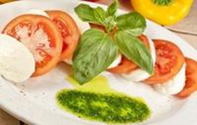 Моцарелла с томатами - Фото