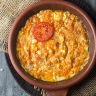 Яичница с помидорами и зеленью Фото