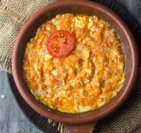 Яичница с помидорами и зеленью - Фото