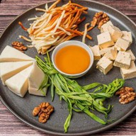 Ассорти кавказских сыров Фото