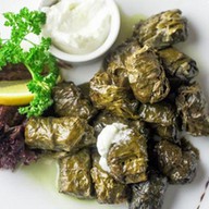 Долма из виноградных листьев Фото