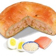 Пирог с лососем рисом и яйцом Фото