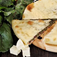 Пирог с сыром и свекольными листьями Фото