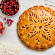 Пирог с малиной, клубникой и вишней Фото