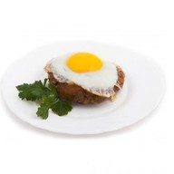 Бифштекс из говядины с яйцом Фото