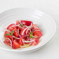 Салат из розовых томатов Фото