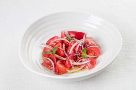 Салат из розовых томатов - Фото