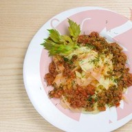 Жареная лапша с овощами и курицей Фото