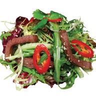 Тайский салат с говядиной и чили Фото