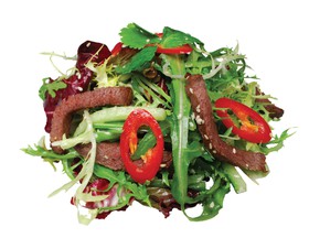 Тайский салат с говядиной и чили - Фото