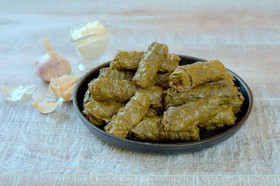 Долма в виноградных листьях - Фото