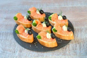 Брускетта со сливочным сыром и лососем - Фото