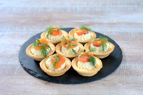 Тарталетки с семгой и творожным сыром - Фото