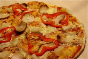 Пицца куриная с ананасами - Фото