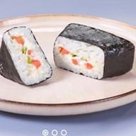 Онигири с беконом и томатом Фото