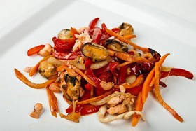 Морепродукты с овощами в устричном соусе - Фото
