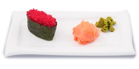 Суши с красной тобико - Фото