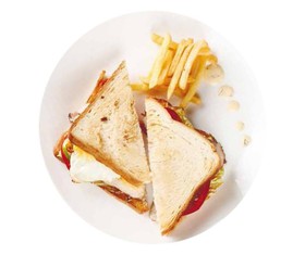 Сэндвич с курицей и картошкой фри - Фото