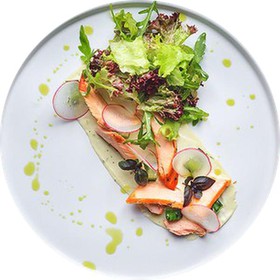 Теплый салат с копченым лососем - Фото