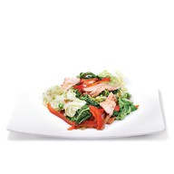 Теплый салат с лососем Фото