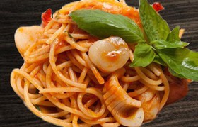 Спагетти с морским гребешком и кальмаром - Фото
