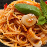 Спагетти с морским гребешком и кальмаром Фото
