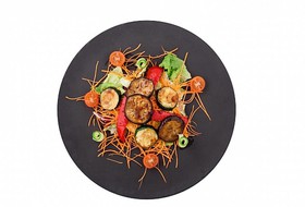 Салат-микс с овощами-гриль с соусом - Фото