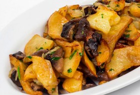 Жареный картофель с грибами - Фото