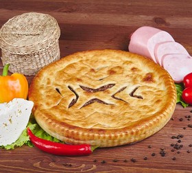 Осетинский пирог с сыром и ветчиной - Фото