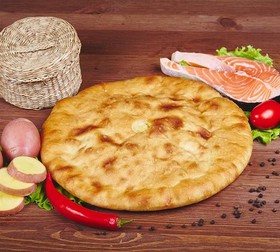 Осетинский пирог с сёмгой и картошкой - Фото