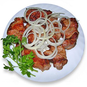 Шашлык из свиной шеи с соусом и луком - Фото