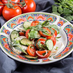 Салат с томатами и домашним сыром - Фото